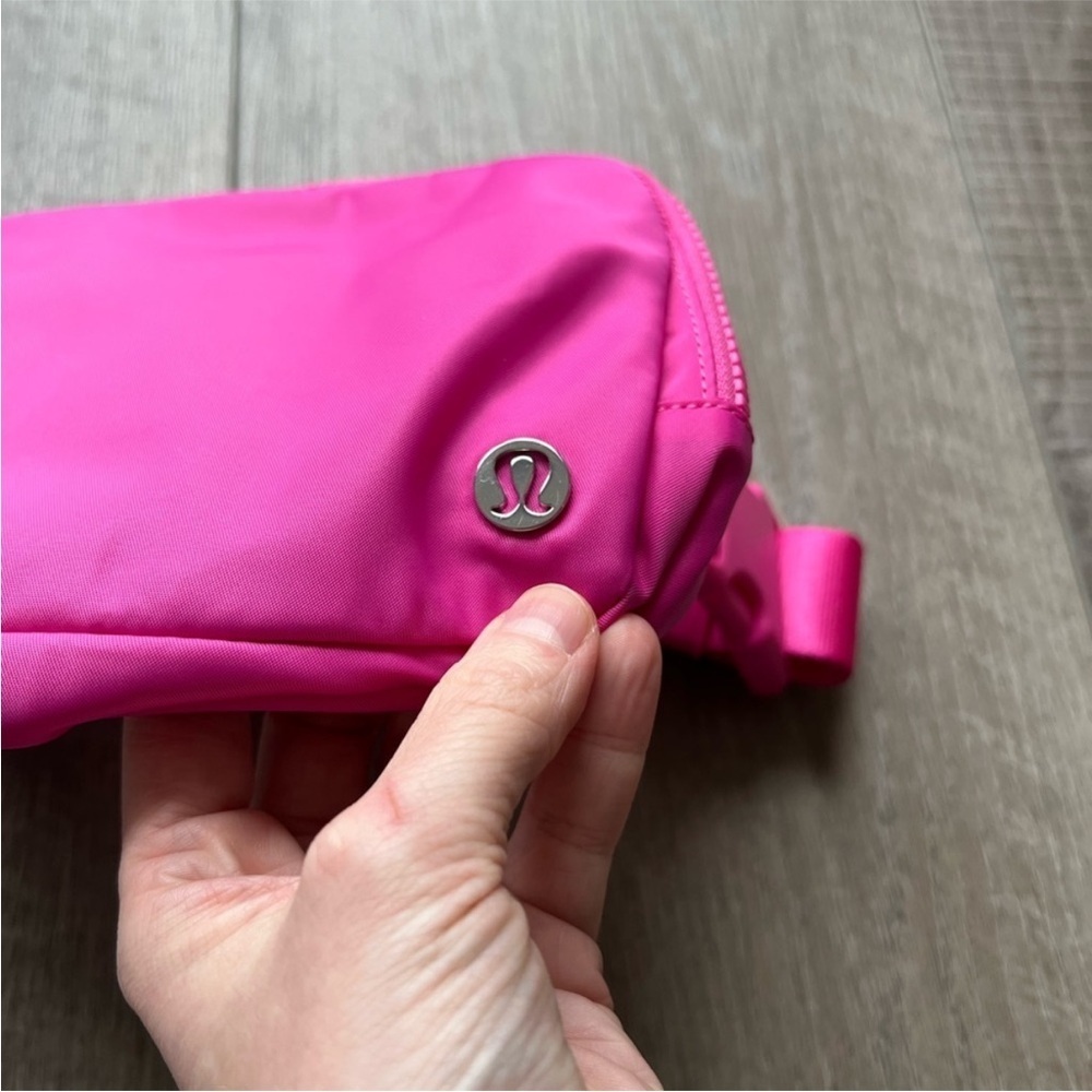 Lululemon Everywhere Belt Bag in Sonic Pink - Picture 6 of 8